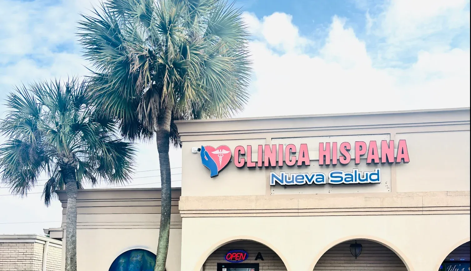 Fachada y letrero de Clínica Hispana Nueva Salud en 7640 Bellfort Ave, Houston, TX